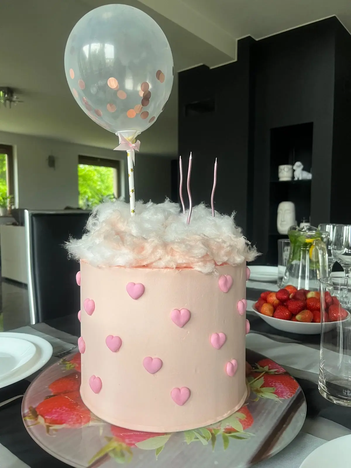Zdjęcie źródłowe – Tort kinder bueno white + wiśnia